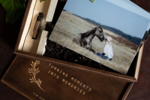Detailbild einer Aufbewahrungsbox aus Holz mit der Aufschrift "turning moments into memories". Hier kommen die Fotoabzüge rein die du beim Fotoshooting mit Kim Kärger erhältst.
