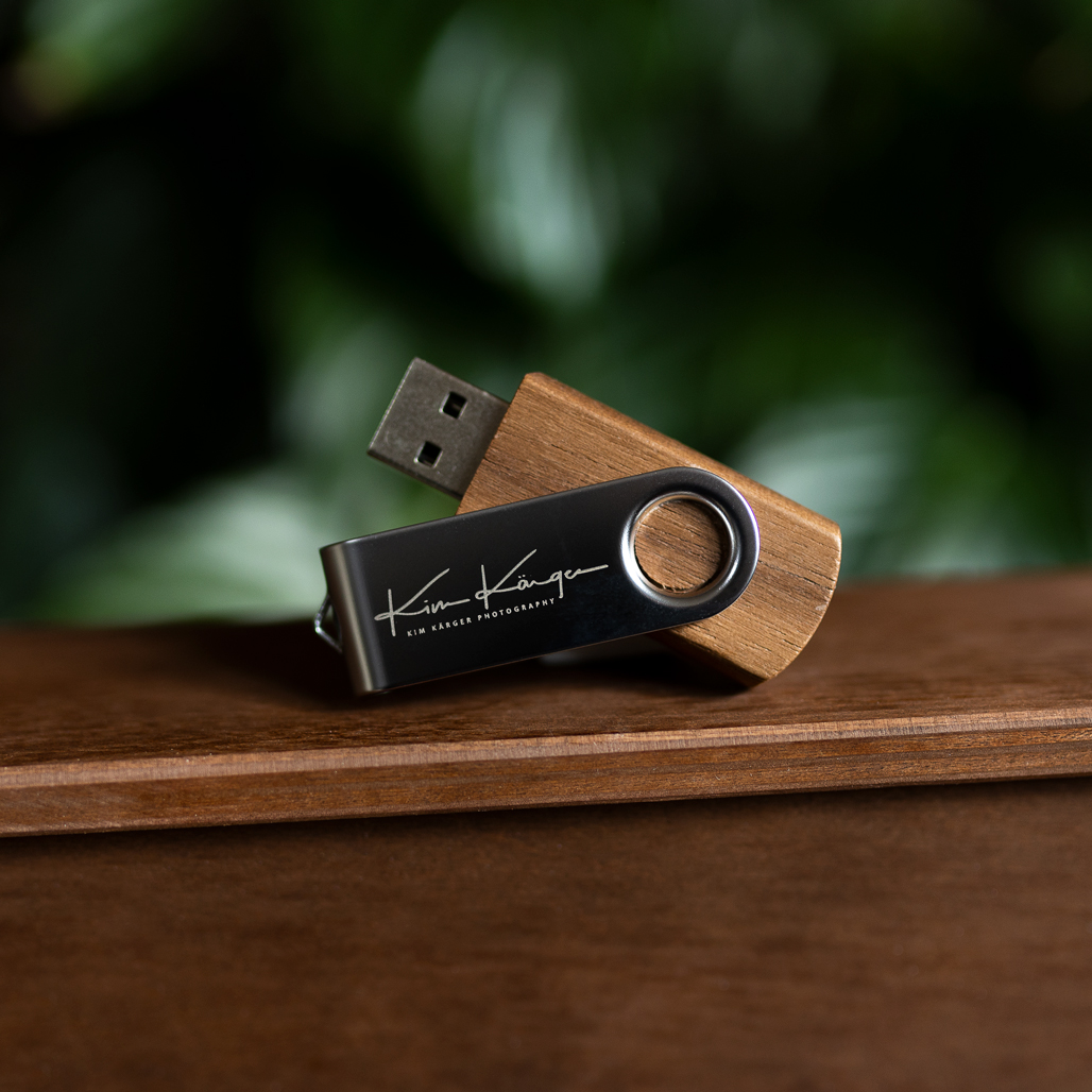 USB-Stick aus dem Produktkatalog von Kim Kärger mit einer Gravur von Kim Kärger Photography.