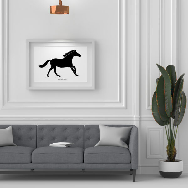 Ein Uniqorse Full Body Art als Veranschaulichung in der Farbe Schwarz. Das Kunstwerk hängt eingerahmt an einer Wand über einem Sofa.