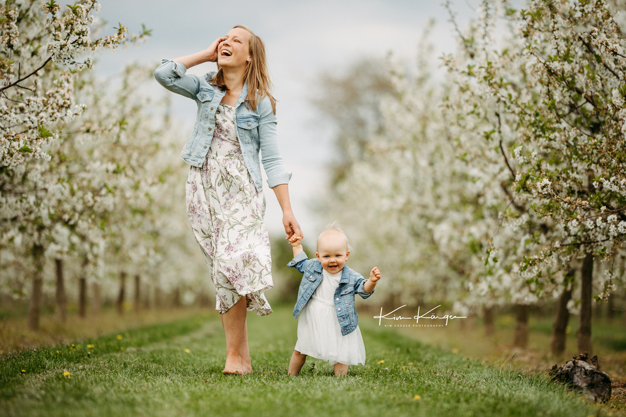 Familienfotoshooting mit Mama und Kind in einer Kirschblütenplantage nähe Hannover